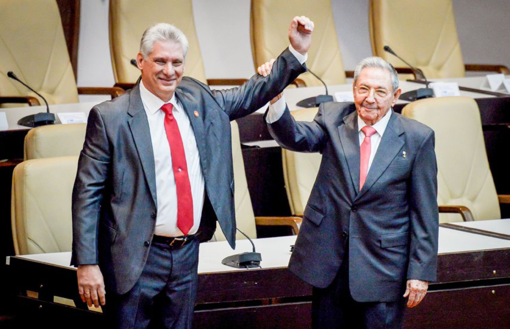 2 0 1 8 年4月19日, 在古巴哈瓦那, 新当选的国务委员会主席迪亚斯-卡内尔 (左) 与劳尔·卡斯特罗在第九届全国人民政权代表大会上致意。
